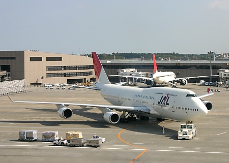 JAL_Jumbo_NaritaAirport.jpg